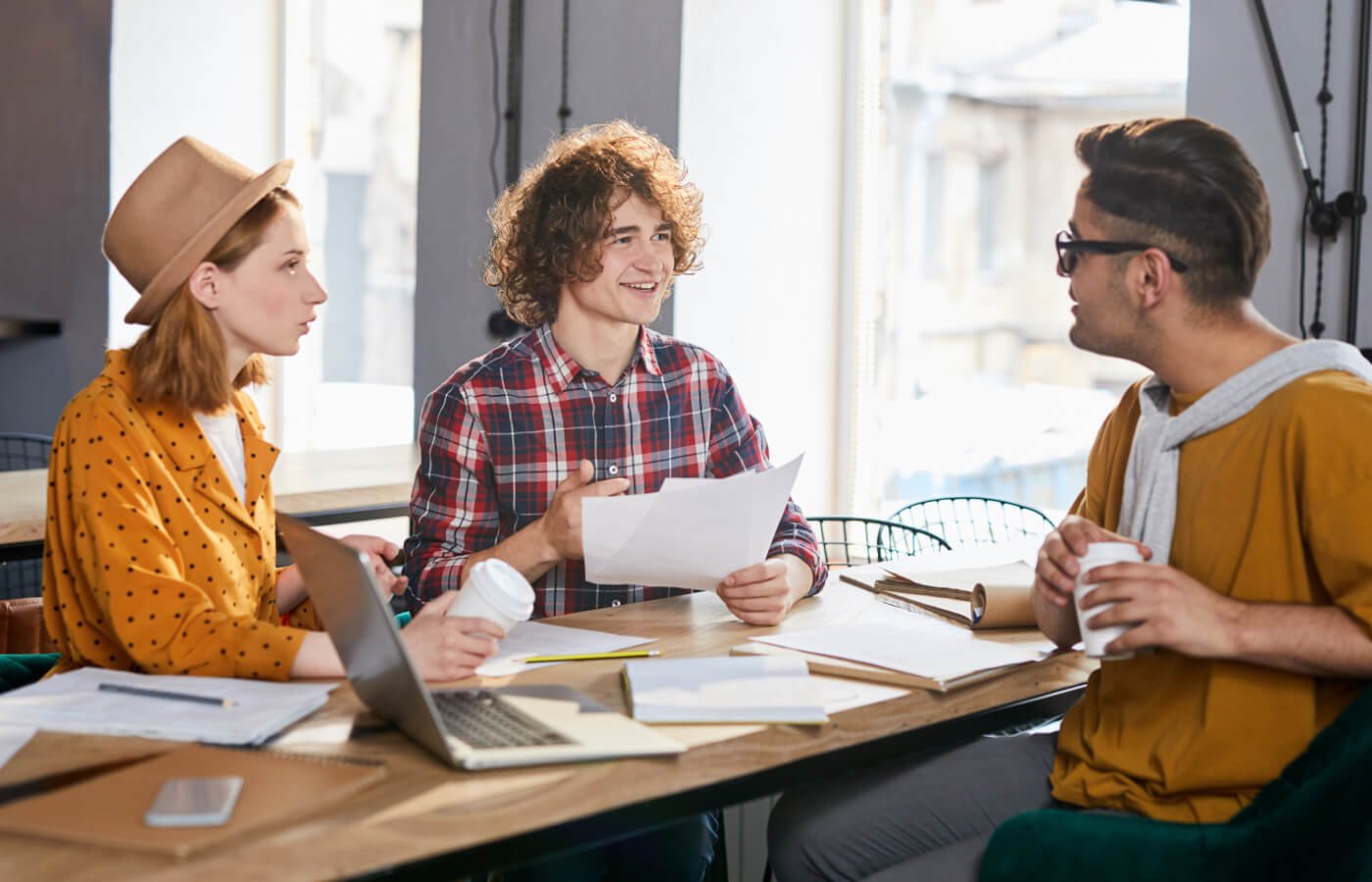 Auszubildende in einer Besprechung