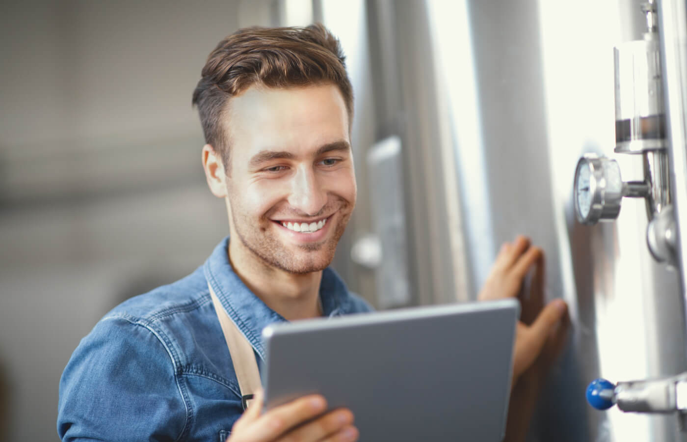 Junger Mann bei der Arbeit in einer Brauerei