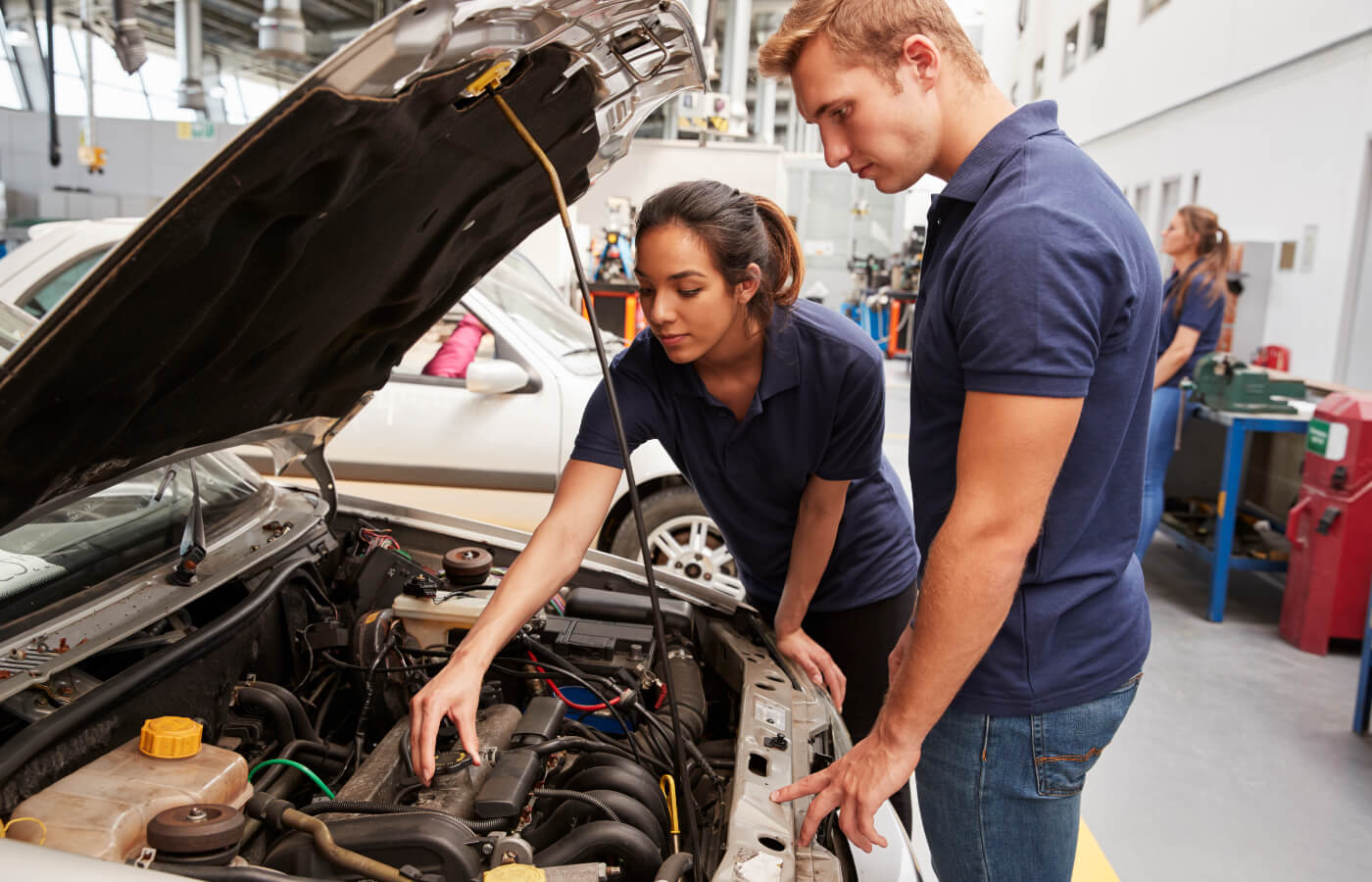 Mechanikerinnen schauen sich die Elektronik im Auto an