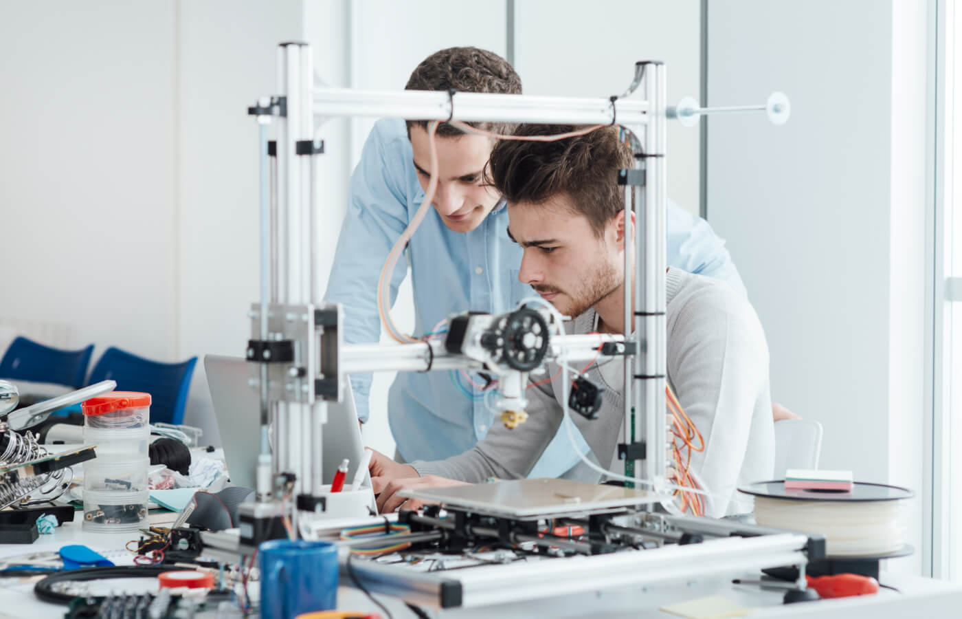 Junge Programmierer am 3D-Drucker